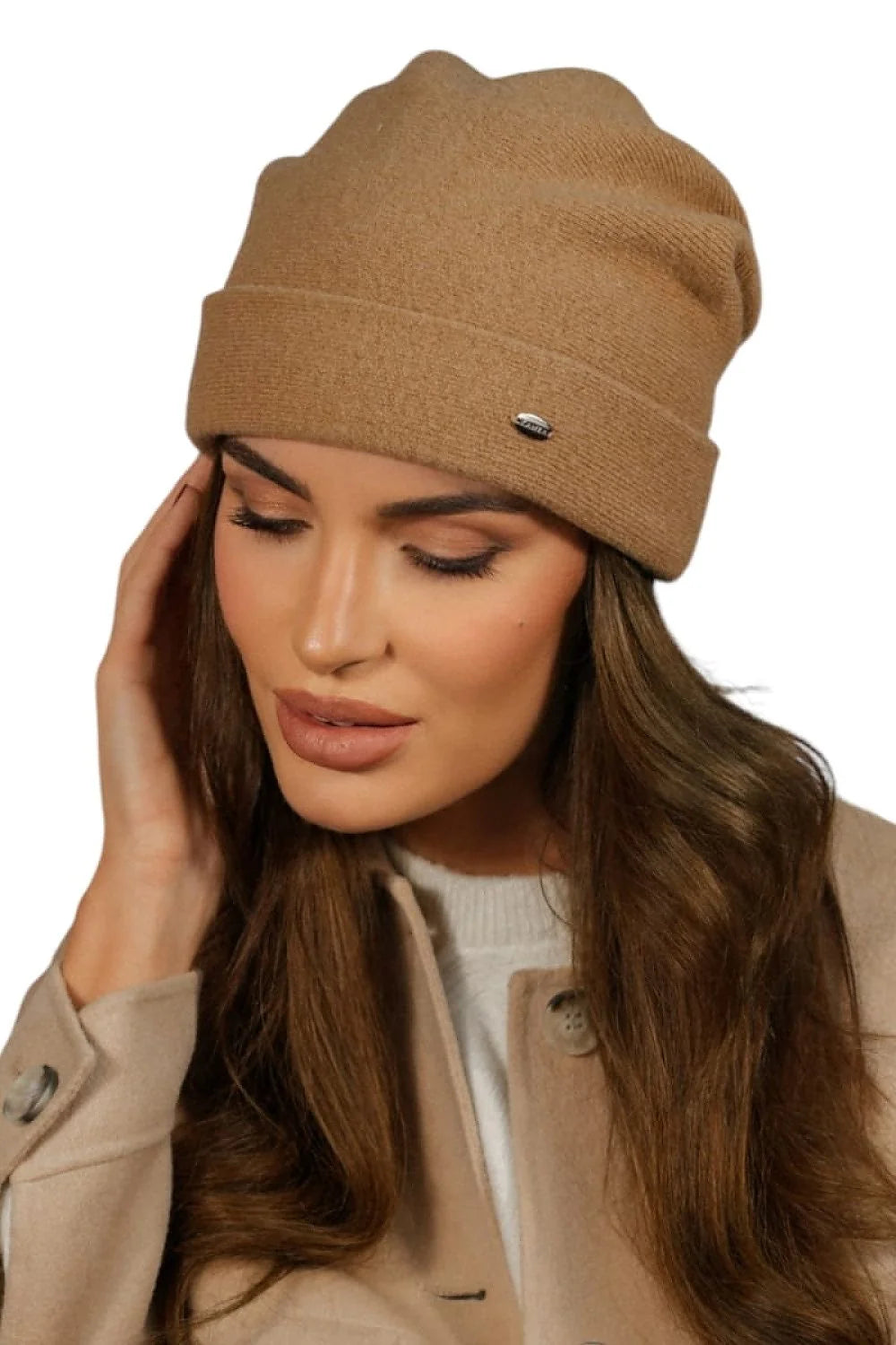 Bonnet Kamea en laine pour femme, style minimaliste, haute qualité, couleur marron clair, coupe ajustée, bord replié, plaque métallique, polyvalent hiver automne