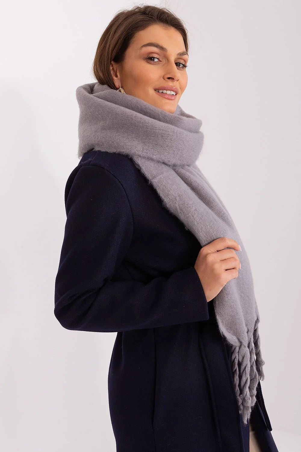 Écharpe volumineuse en mohair grise claire franges torsadées longueur généreuse pour automne hiver femmes