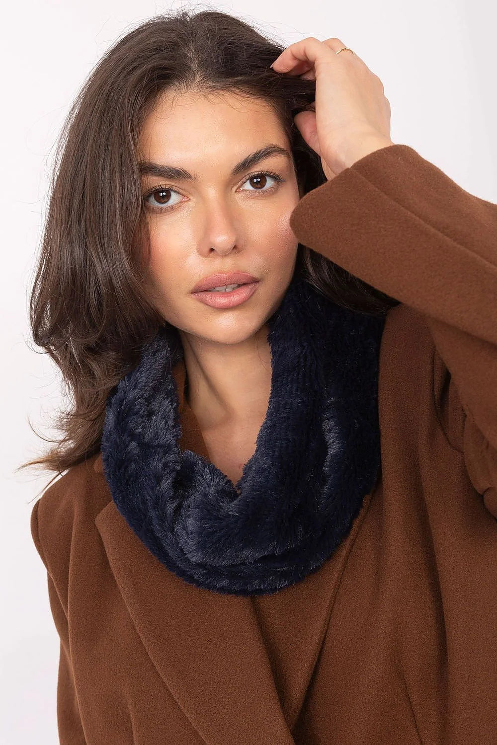 snood col circulaire femme fausse fourrure bleu marine profond pelucheuse dense tubulaire chaud confortable élégant luxueux moelleux universel