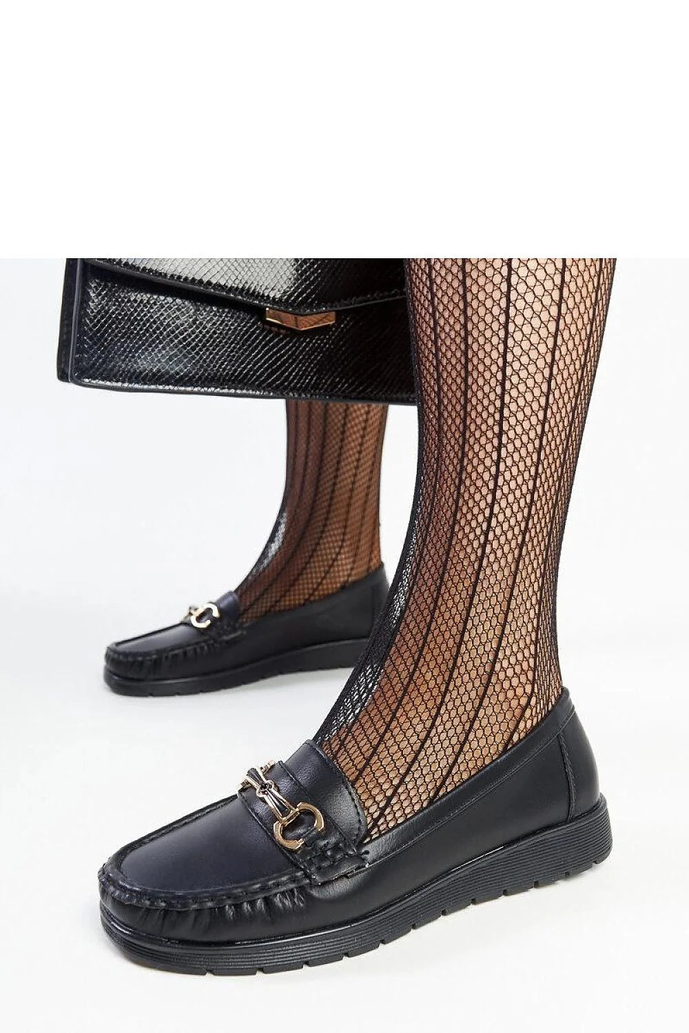 Mocassins élégants pour femme noir cuir style intemporel détail métallique doré confort qualité supérieure occasions multiples design moderne coupé standard bout arrondi semelle caoutchouc