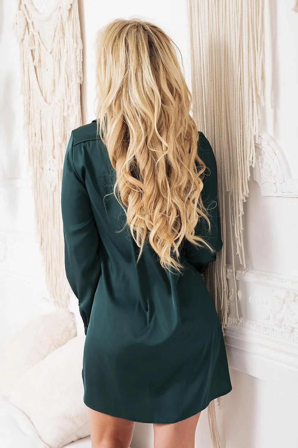 Chemise longue élégante robe-chemise satin vert foncé manches longues boutons argentés fentes latérales femmes
