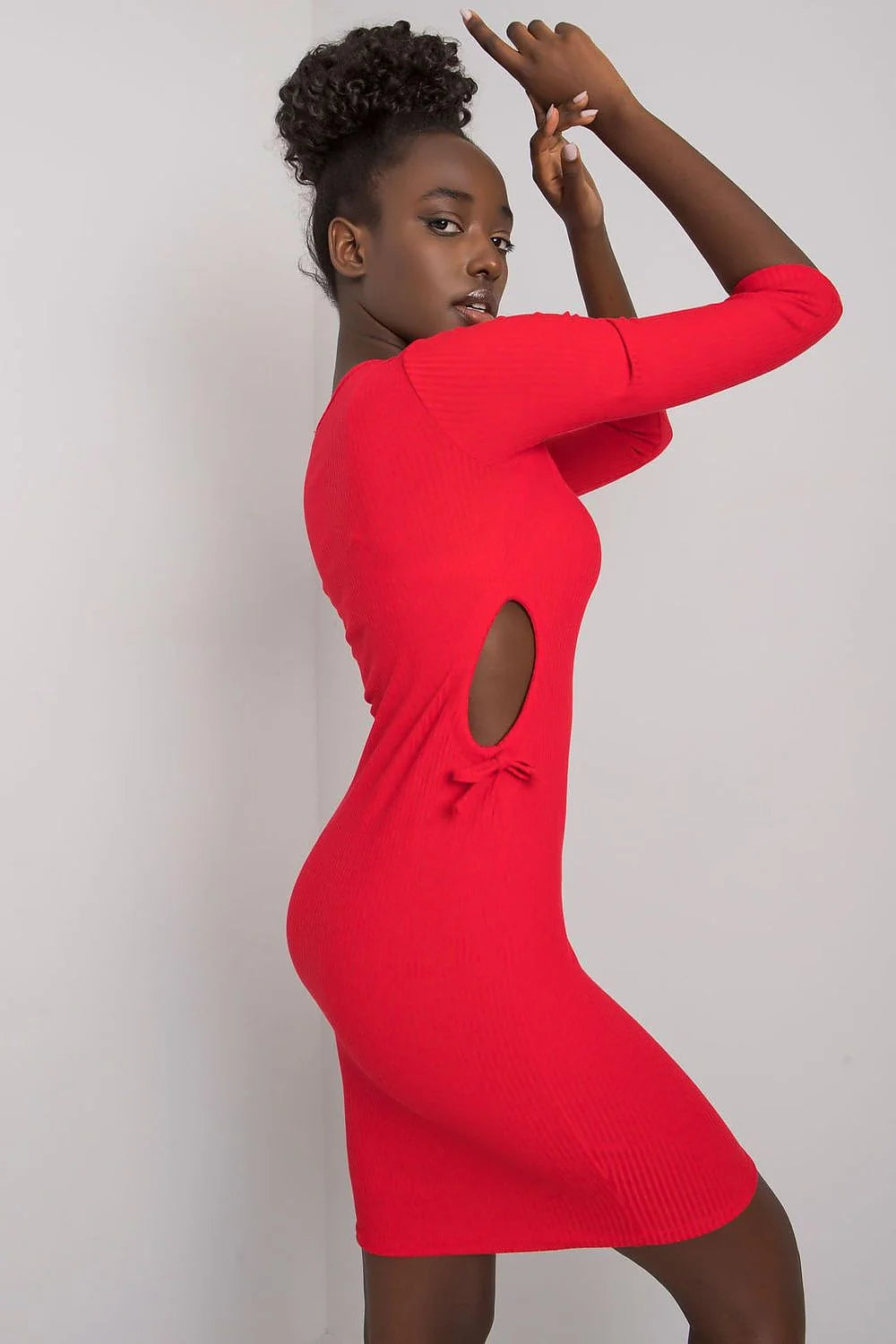 Robe de jour moderne ajustée couleur rouge vif tissu côtelé manches 3/4 découpes latérales liens décoratifs