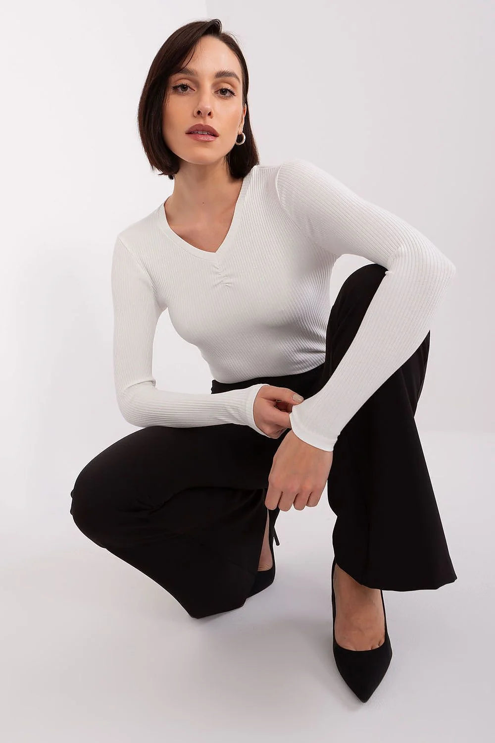 Chemisier BFG en coton texture côtelée manches longues encolure V silhouette ajustée couleur blanche versatile femmes