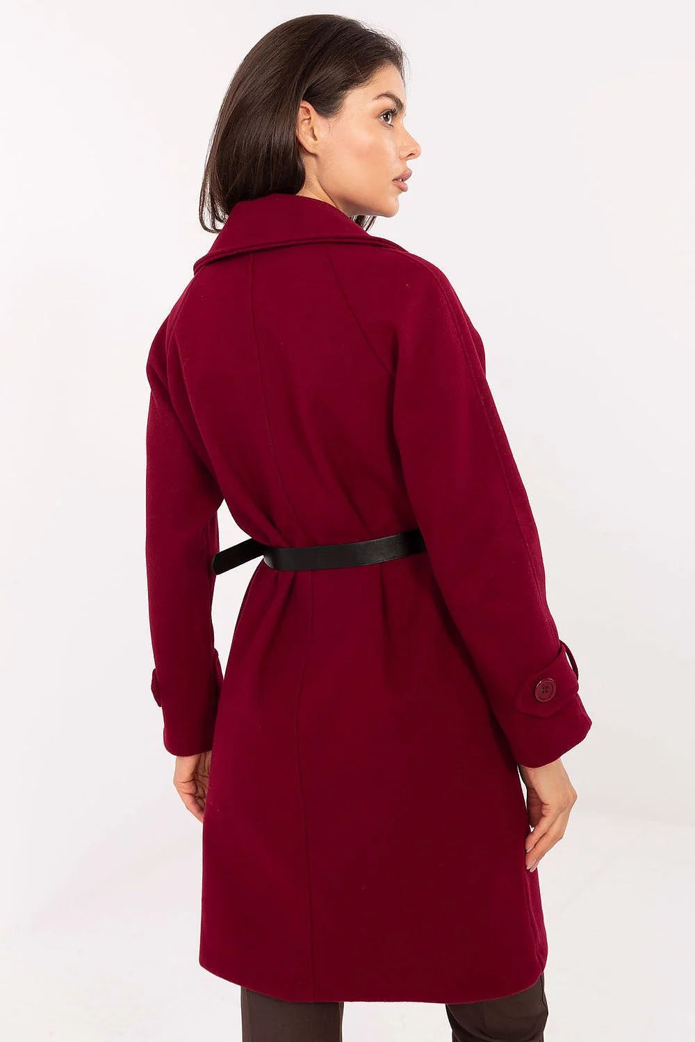manteau femme long bordeaux polyester coupe droite legerementcintree grandcoltailleur doubleboutonnage sixboutons ceinture noire boucle doree manchesreglables pocheslaterales discretes