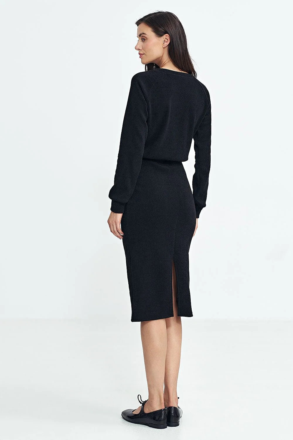 Robe pull noire femme longue manches longues minimaliste élégante confortable taille élastique silhouette style moderne