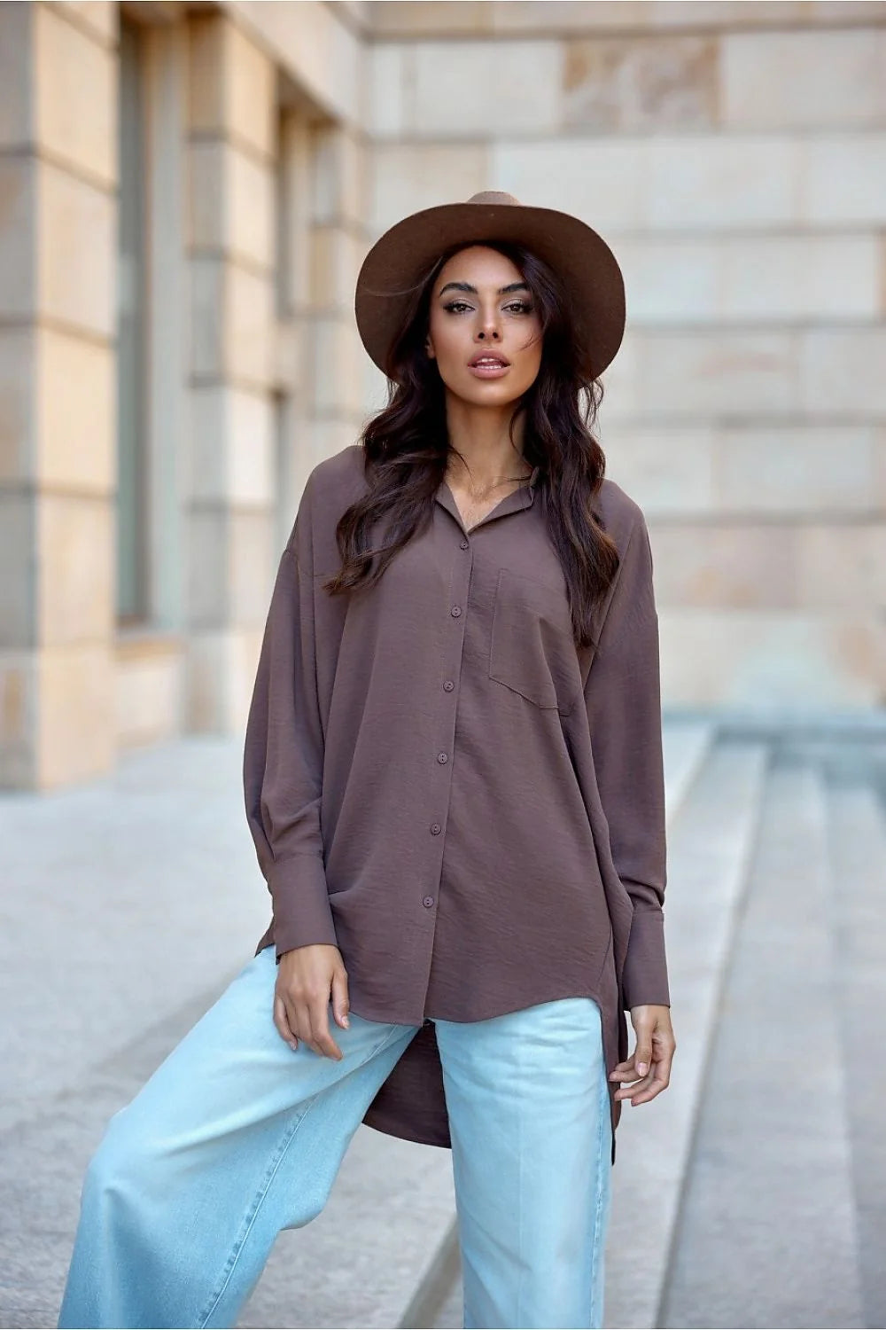 chemise femme manches longues oversize asymétrique marron taupe poche poitrine col classique poignets boutonnés tissu fluide léger ourlet fendu côtés