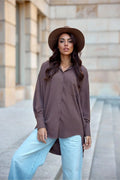chemise femme manches longues oversize asymétrique marron taupe poche poitrine col classique poignets boutonnés tissu fluide léger ourlet fendu côtés