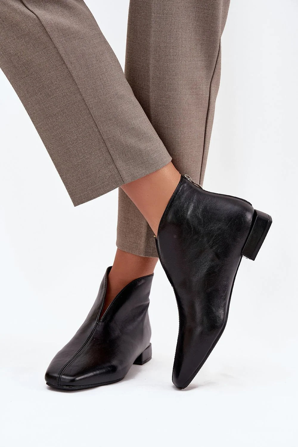 bottines basses femme cuir écologique noir bout pointu silhouette épurée minimaliste talon bloc bas arrière glissière couture centrale cheville élégante