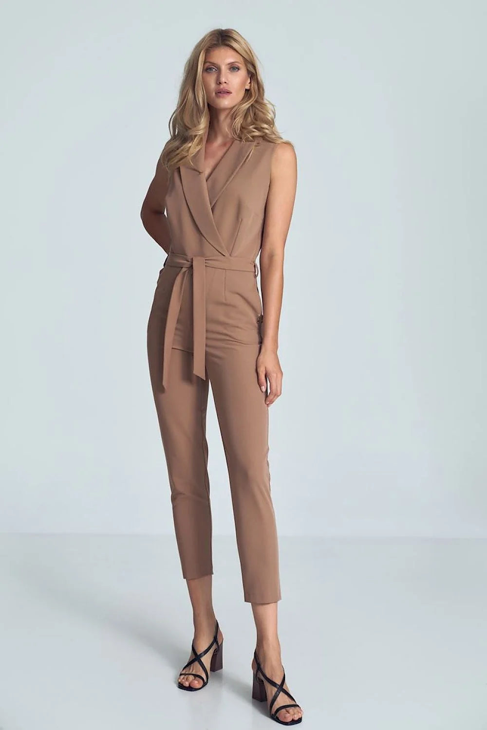 Combinaison pantalon beige en polyester viscose, élégante, moderne, chic, ceinture intégrée, sans manches