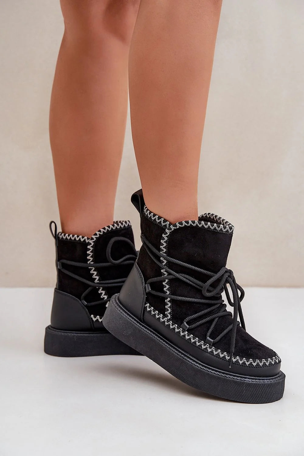 Bottes de neige Step in Style pour femmes style moderne confort maximal cuir suédé fourrure synthétique lacets personnalisables semelle anti-dérapante hauteur mi-mollet couleur noire finitions zigzag blanc