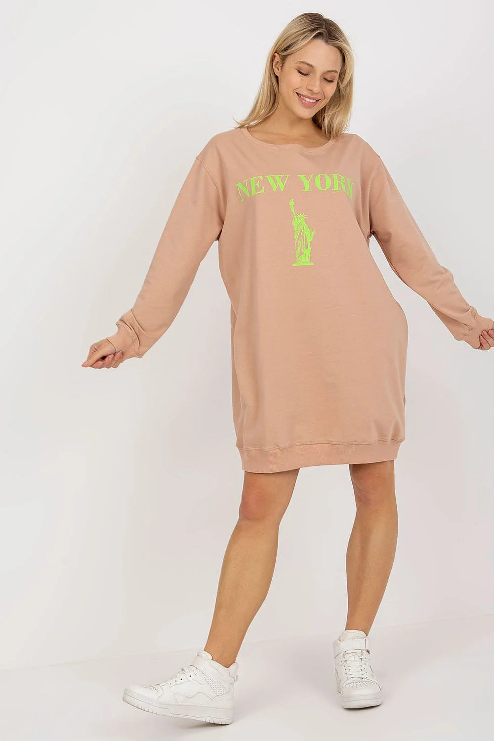 Robe pull femme sweatshirt style décontracté longueur genoux manches longues motif NEW YORK Statue Liberté couleur beige rosé