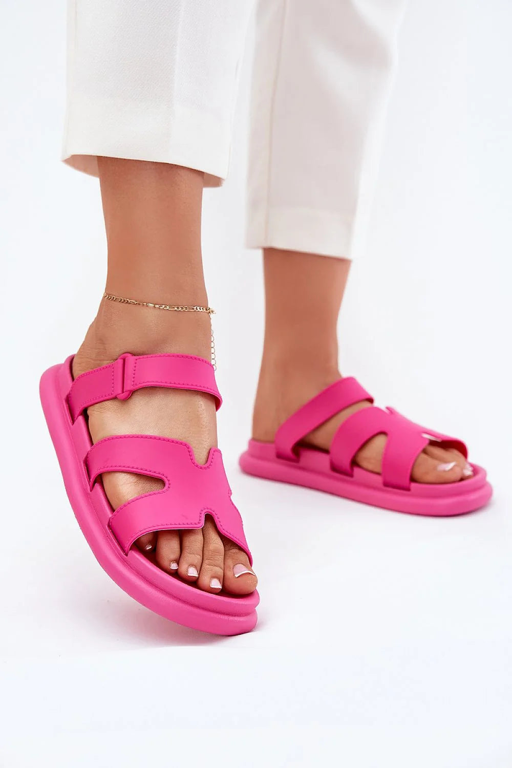 Sandales femmes design moderne audacieux couleur rose vif semelle gomme confort ajustable mules ouvertes style décontracté estival
