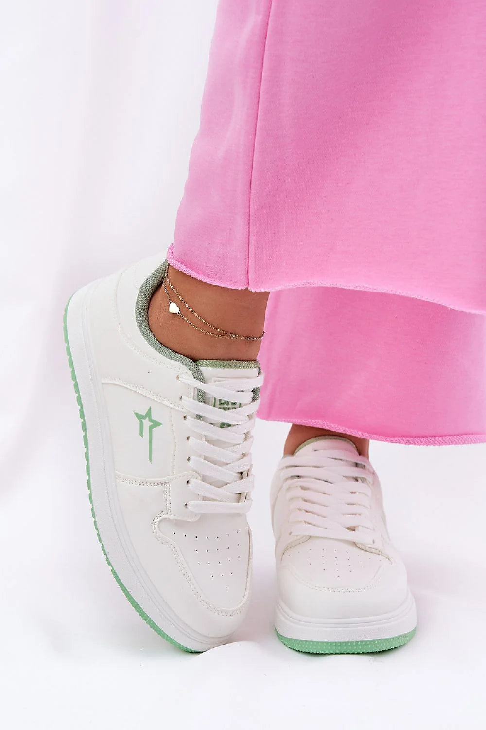Chaussures de sport modernes pour femmes, design épuré, logo étoile latéral, cuir synthétique, semelle HI-POLY SYSTEM, confort durable, style décontracté, occasions multiples