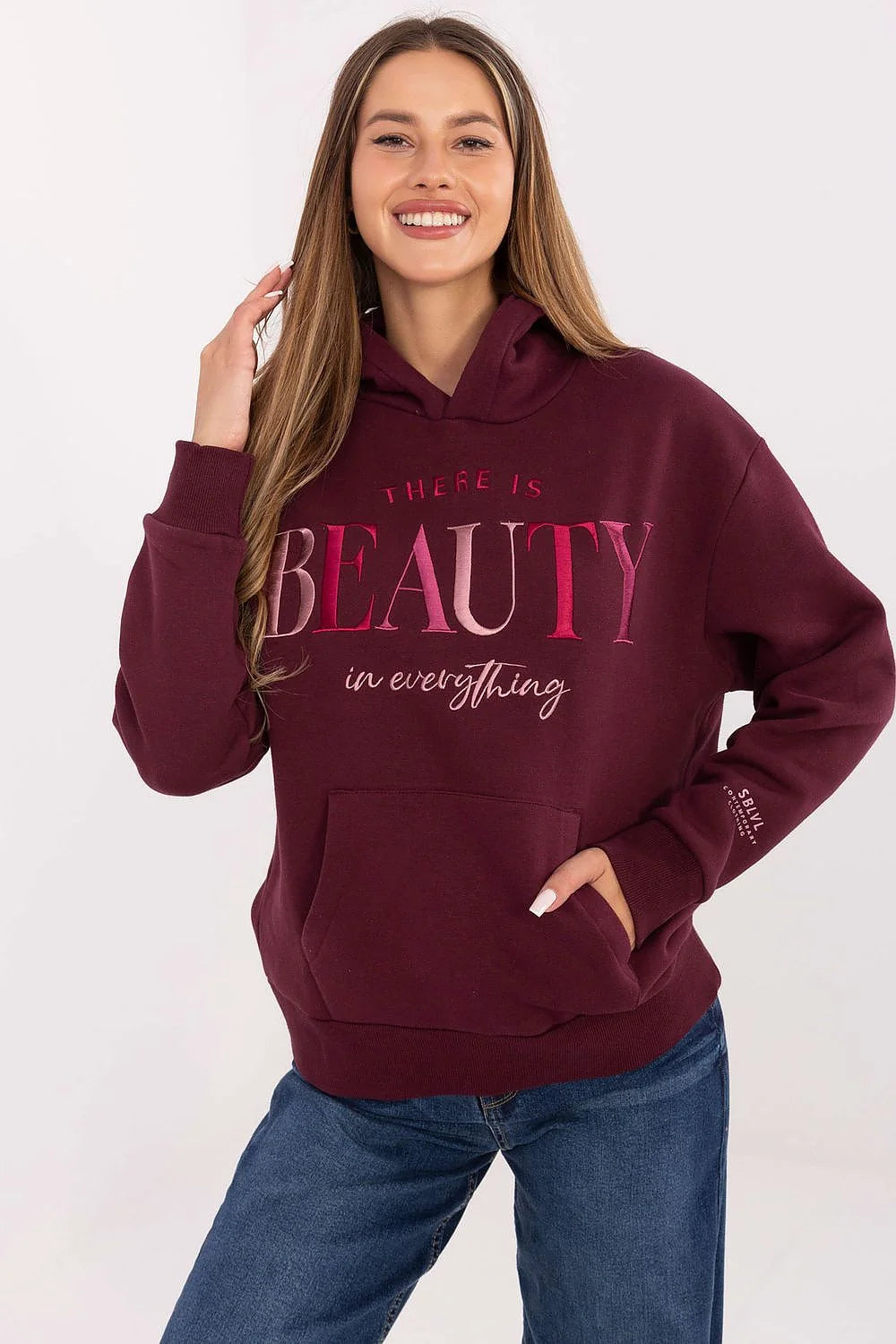 sweatshirt capuche bordeaux molleton doublure thermique coton polyester oversize coupe décontractée poche kangourou manches longues broderies lettrage satiné métallisé dégradé