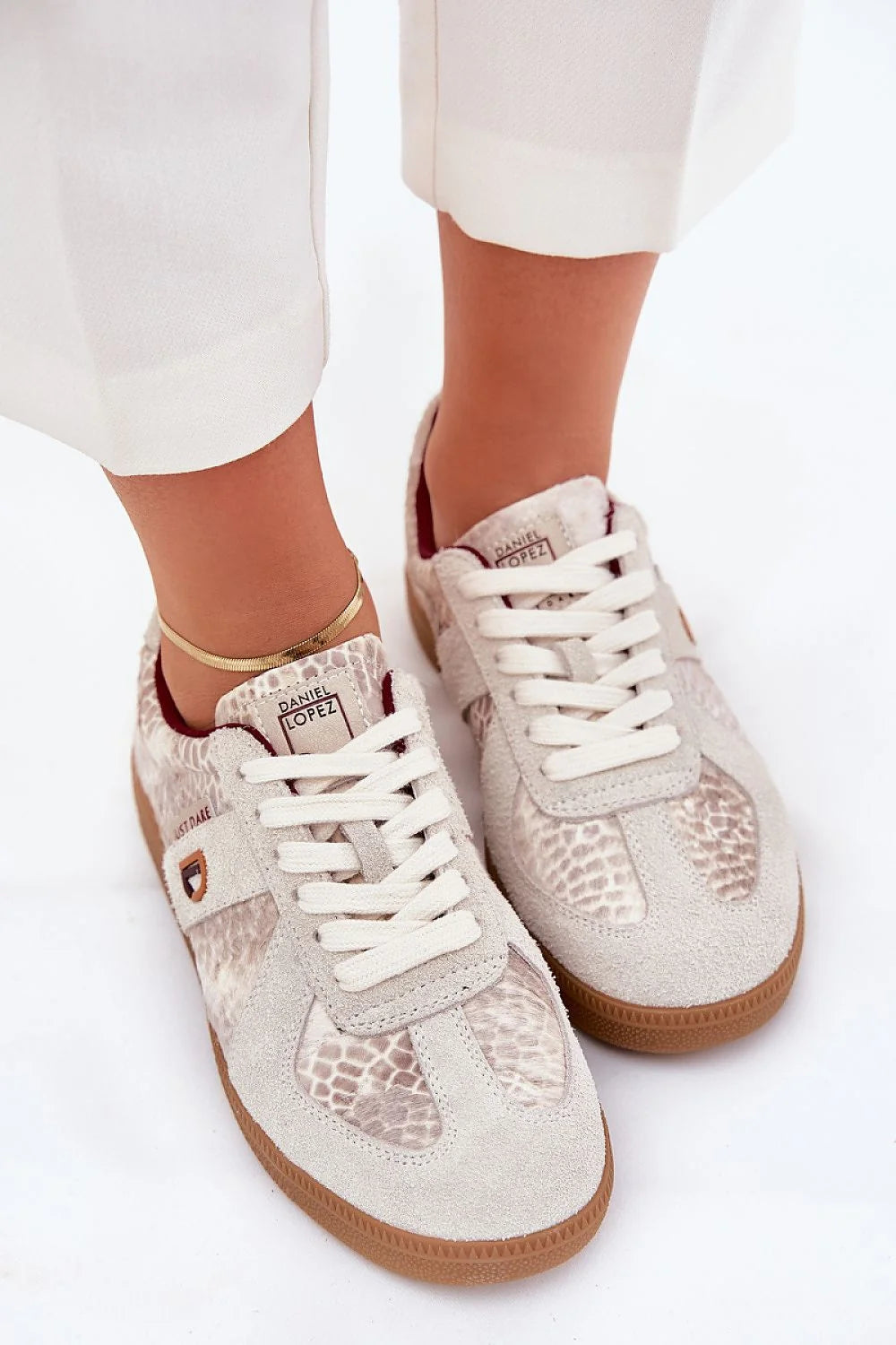 Chaussures de sport pour femmes élégantes et décontractées design moderne LOW-CUT suedecuir effet python beige clair