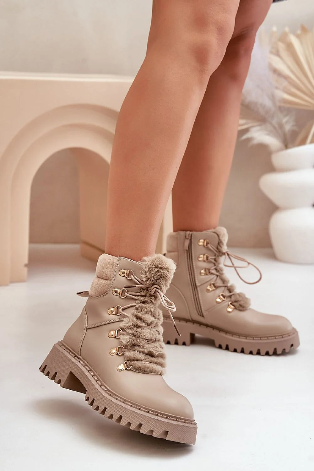 bottines femme montantes similicuir beige taupe lacées zippée fourrure synthétique doublure chaude semelle crantée plateforme talon massif œillets dorés confort