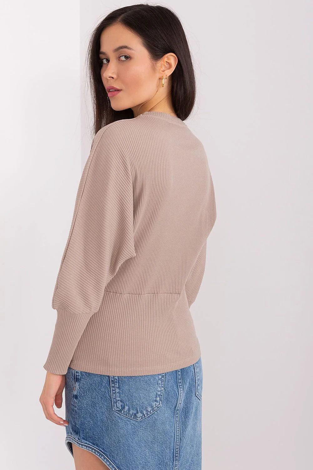 Pull taupe femme style épuré tricot côtelé coupe ample épaules tombantes manches longues col rond finitions soignées
