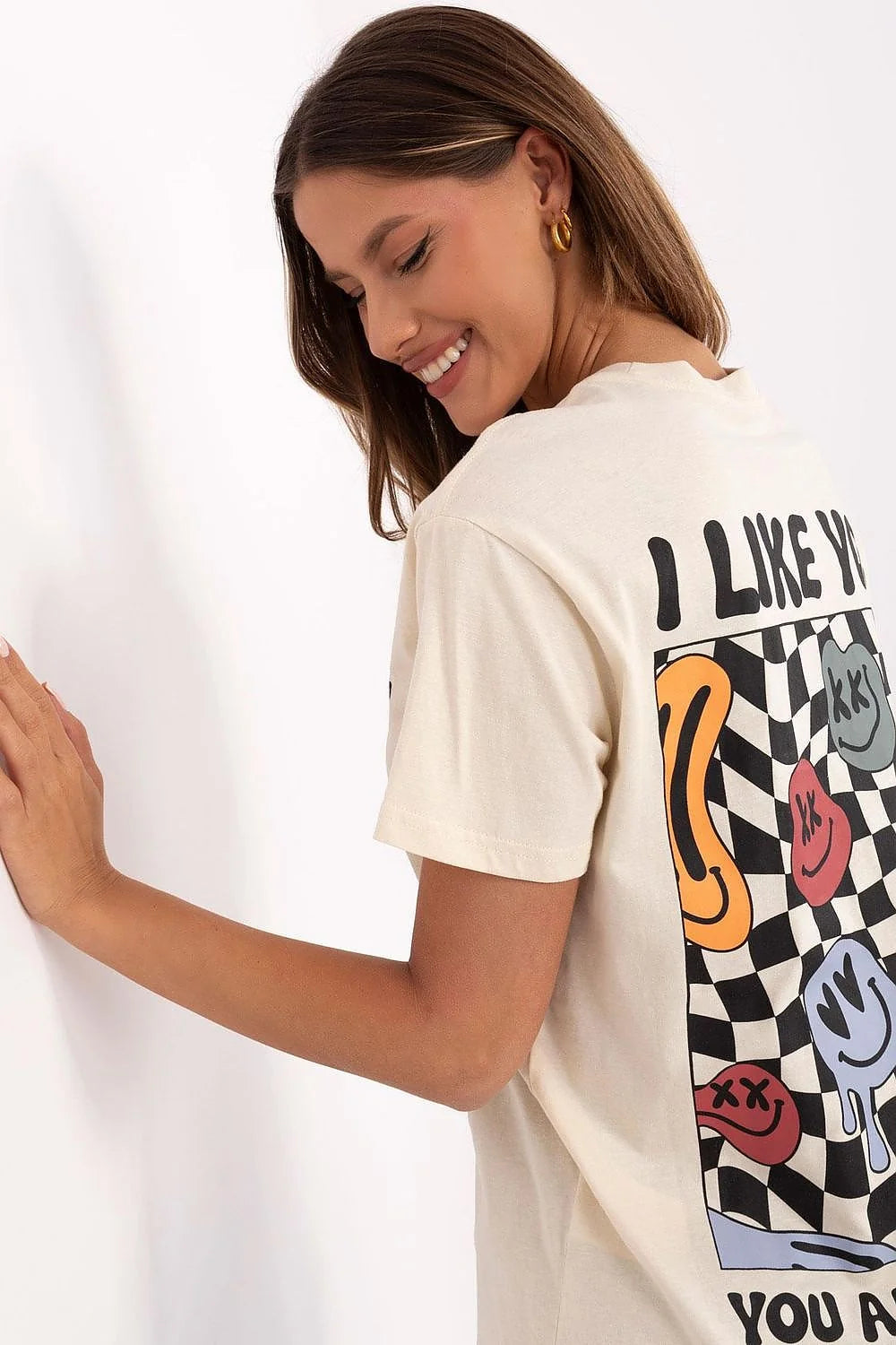 T-shirt femme moderne design unique couleur beige clair motif YOU ARE DIFFERENT graphique visage cœurs col rond manches courtes coupe ample occasion casual