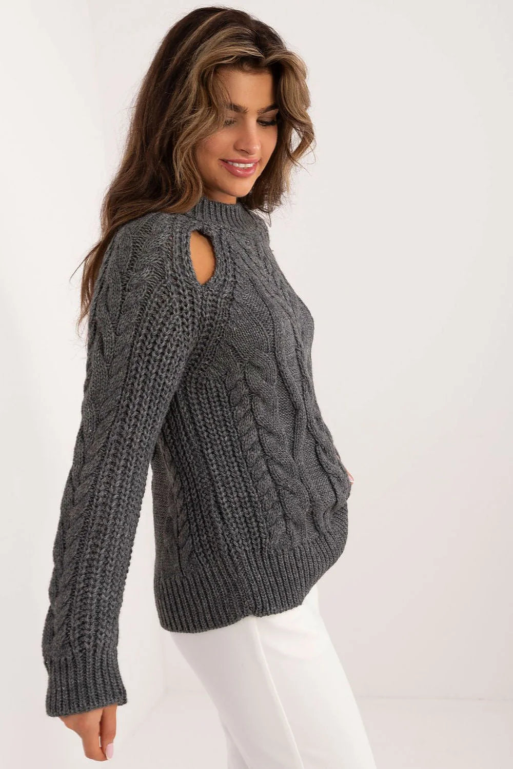 Pull femme élégant moderne maille épaisse motifs tressés col rond ajusté épaules découpées manches longues finitions côtelées confort style intemporel