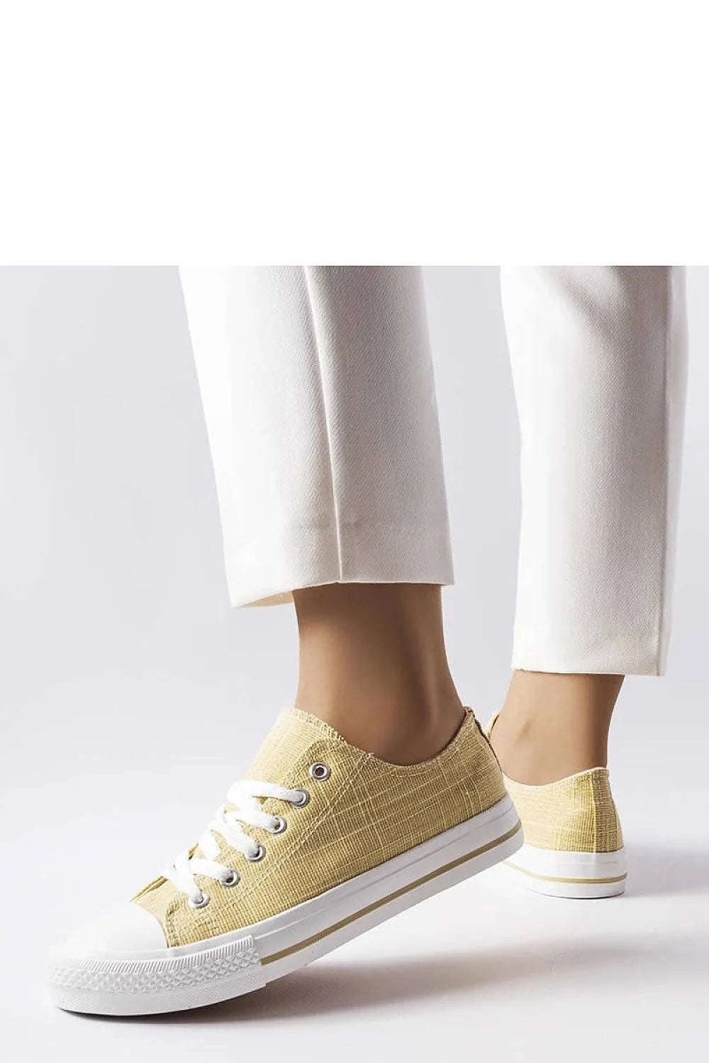 baskets femmes basses toile quadrillée jaune pâle blanc semelle caoutchouc plate double liseré beige lacets blancs oeillets métalliques confortables estivales