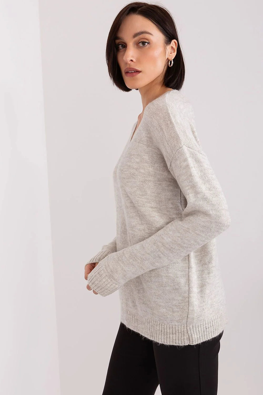 Pull femme style parisien manches longues col V gris chiné coupe ample matériau synthétique naturel