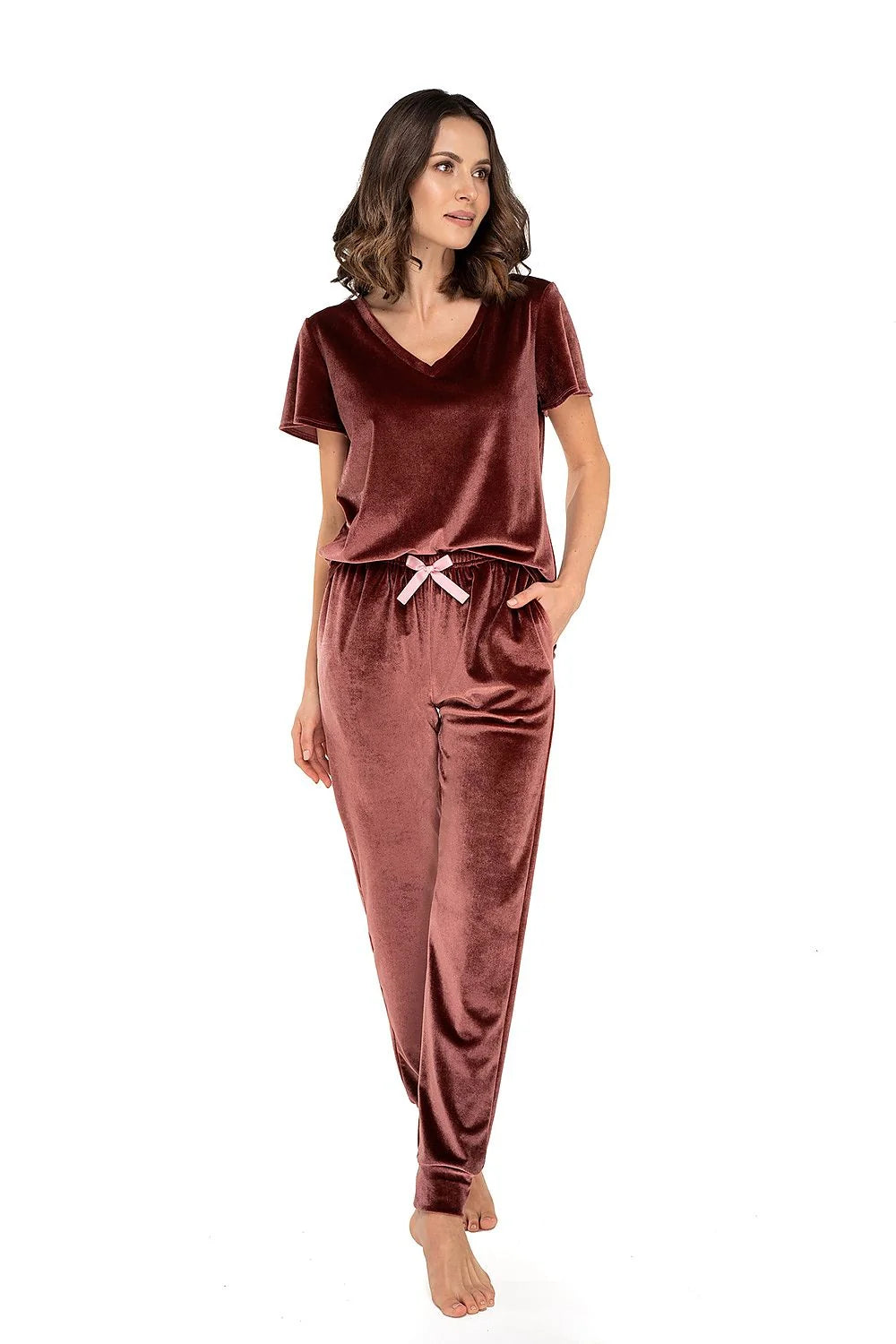 Ensemble pyjama velours noir élégant et confortable, manches courtes, col V, ruban rose, détente