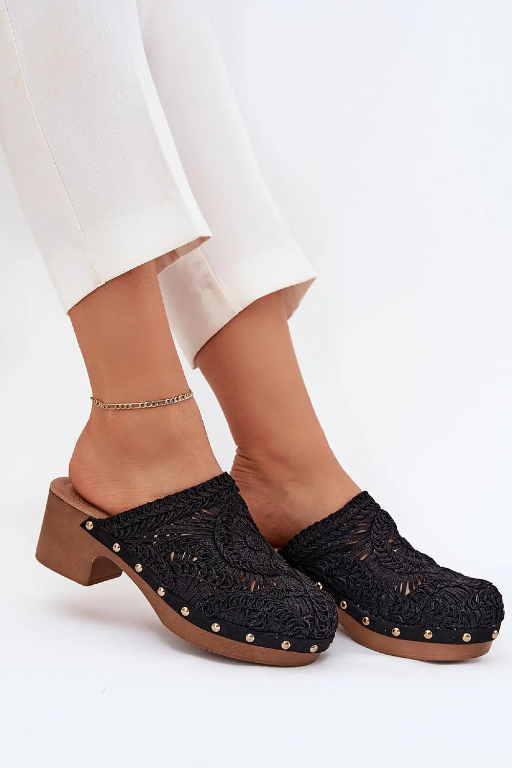 Mules femme style rétro bohème crochet noir talon carré semelle bois rivets dorés occasion été soir