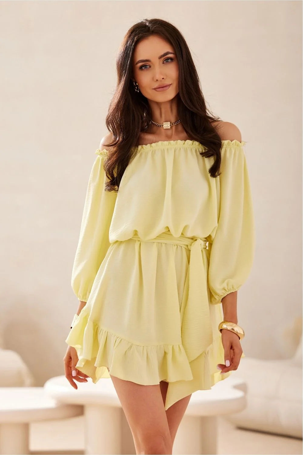 Robe de jour élégante style bohème chic couleur jaune pâle tissu léger encolure bardot manches longues amples ceinture assortie ourlet volanté femme été