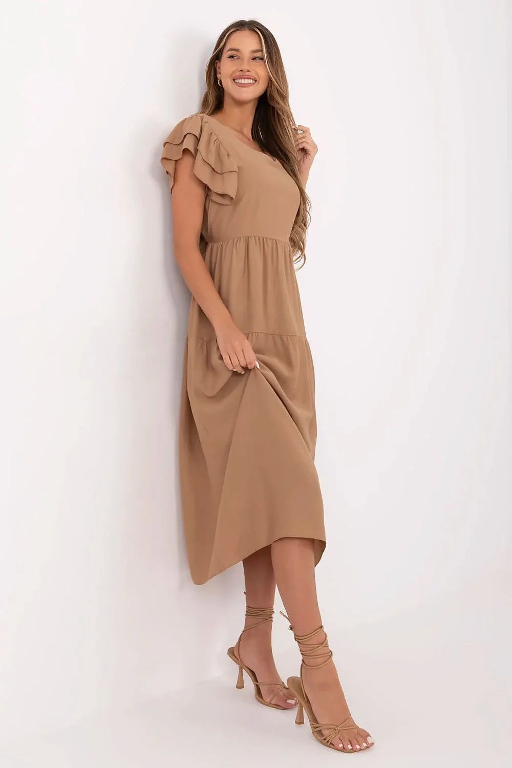 Robe de jour élégante coupe évasée encolure V manches courtes volants camel matelassée viscose nylon femme