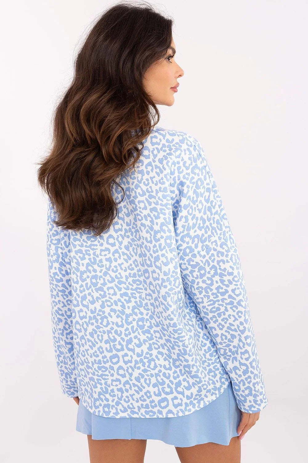 chemisier féminin léopard bleu clair blanc manches longues bouffantes col V coupe ample tissu fluide léger respirant doux élégant