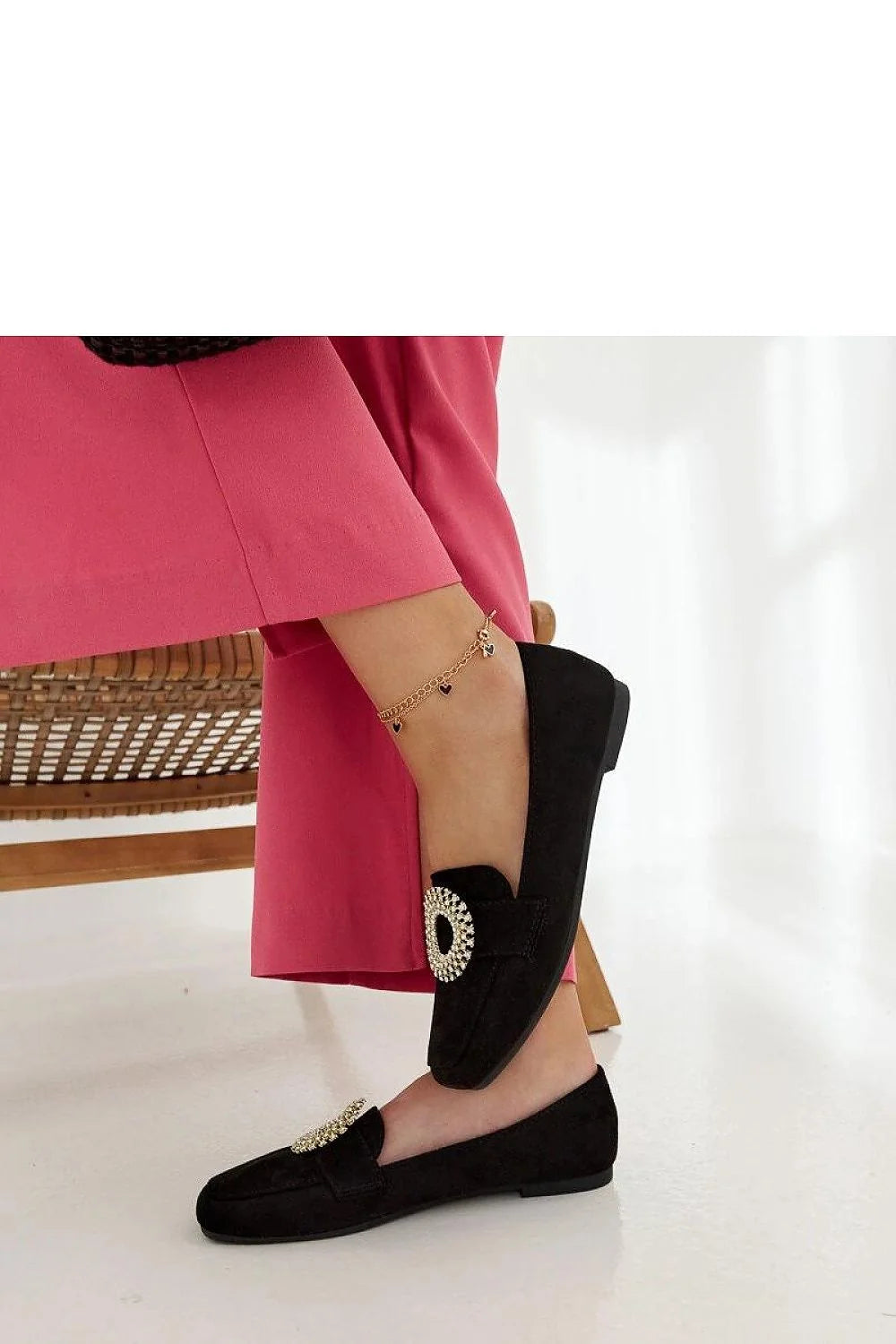 Moccasins élégants pour femme couleur noire en daim décoration strass carrure plate style moderne