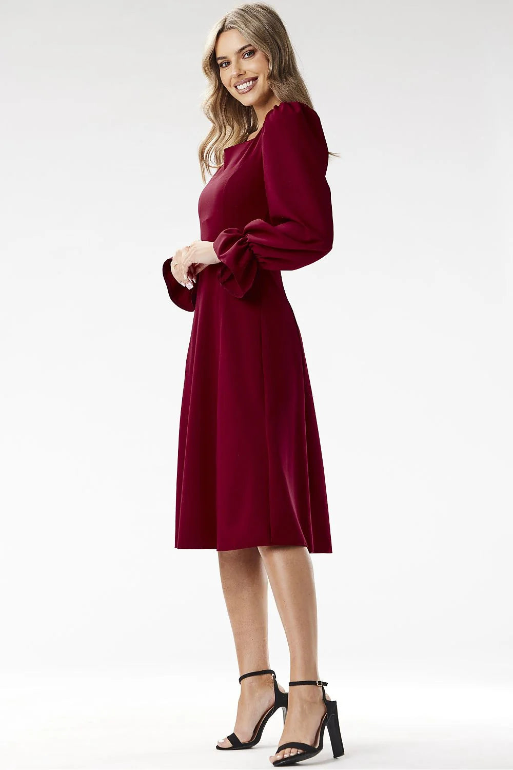 Robe de cocktail élégante à encolure carrée manches longues en tissu fluide couleur bordeaux taille ajustable pour femme