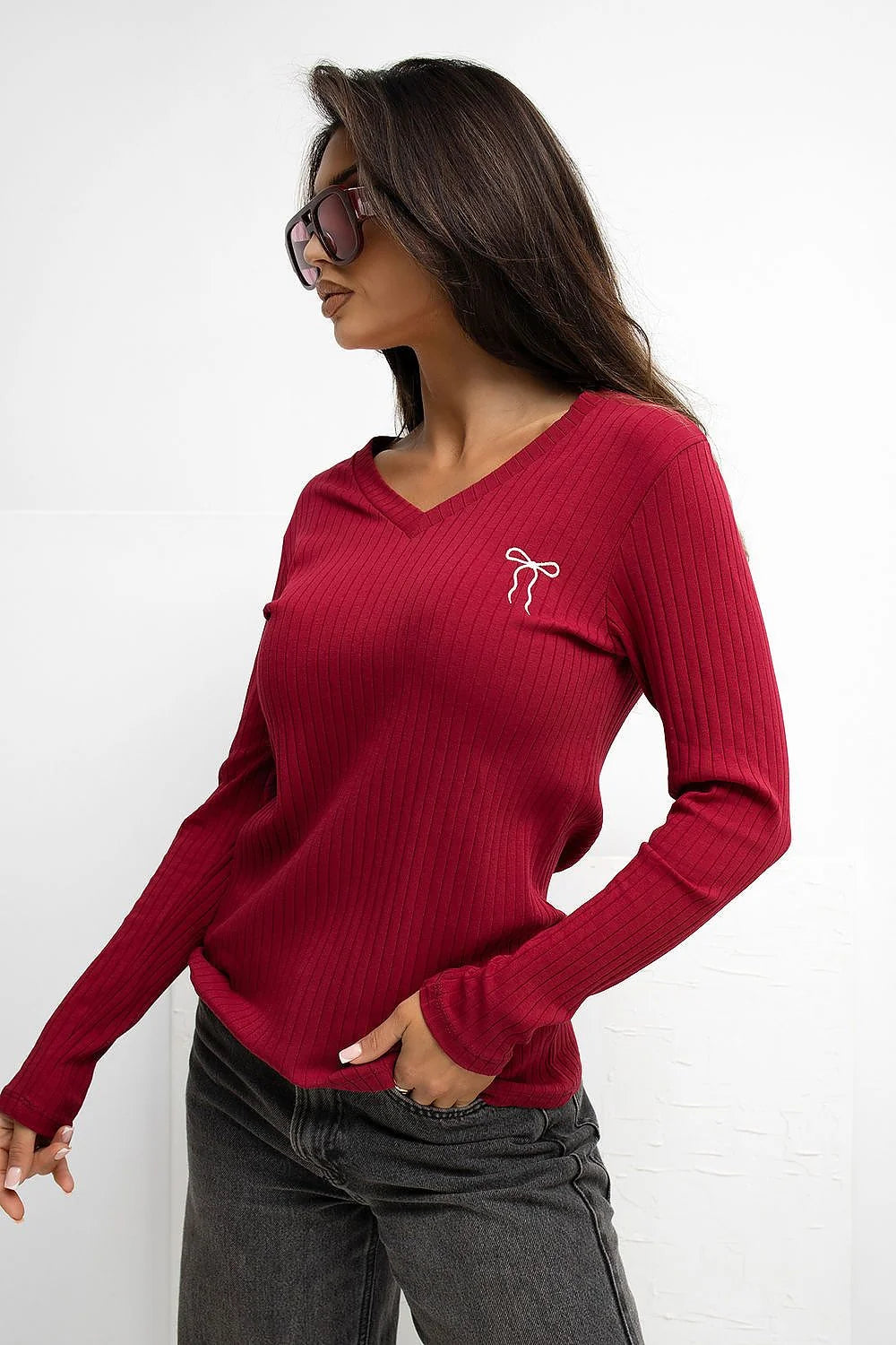 chemisier femme manches longues col V maille côtelée bordeaux profond coupe légèrement cintrée longueur casual broderie nœud blanc coton extensible