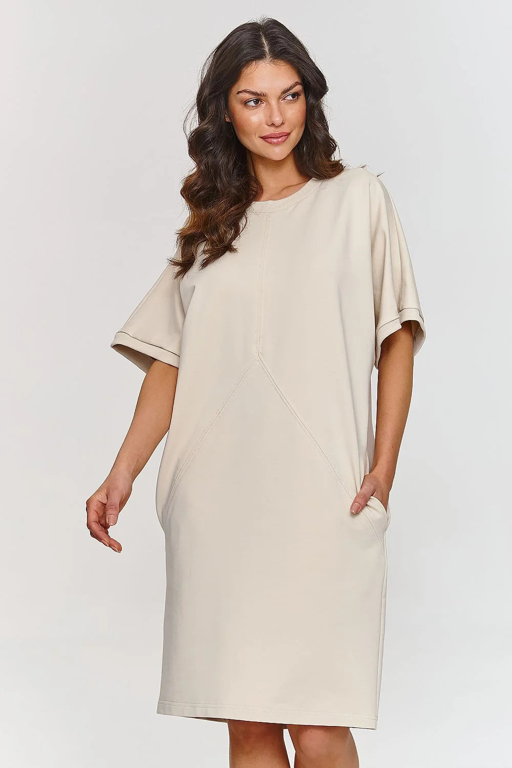 Robe de jour Makadamia beige minimaliste droite amples manches courtes col rond coton élasthanne femme