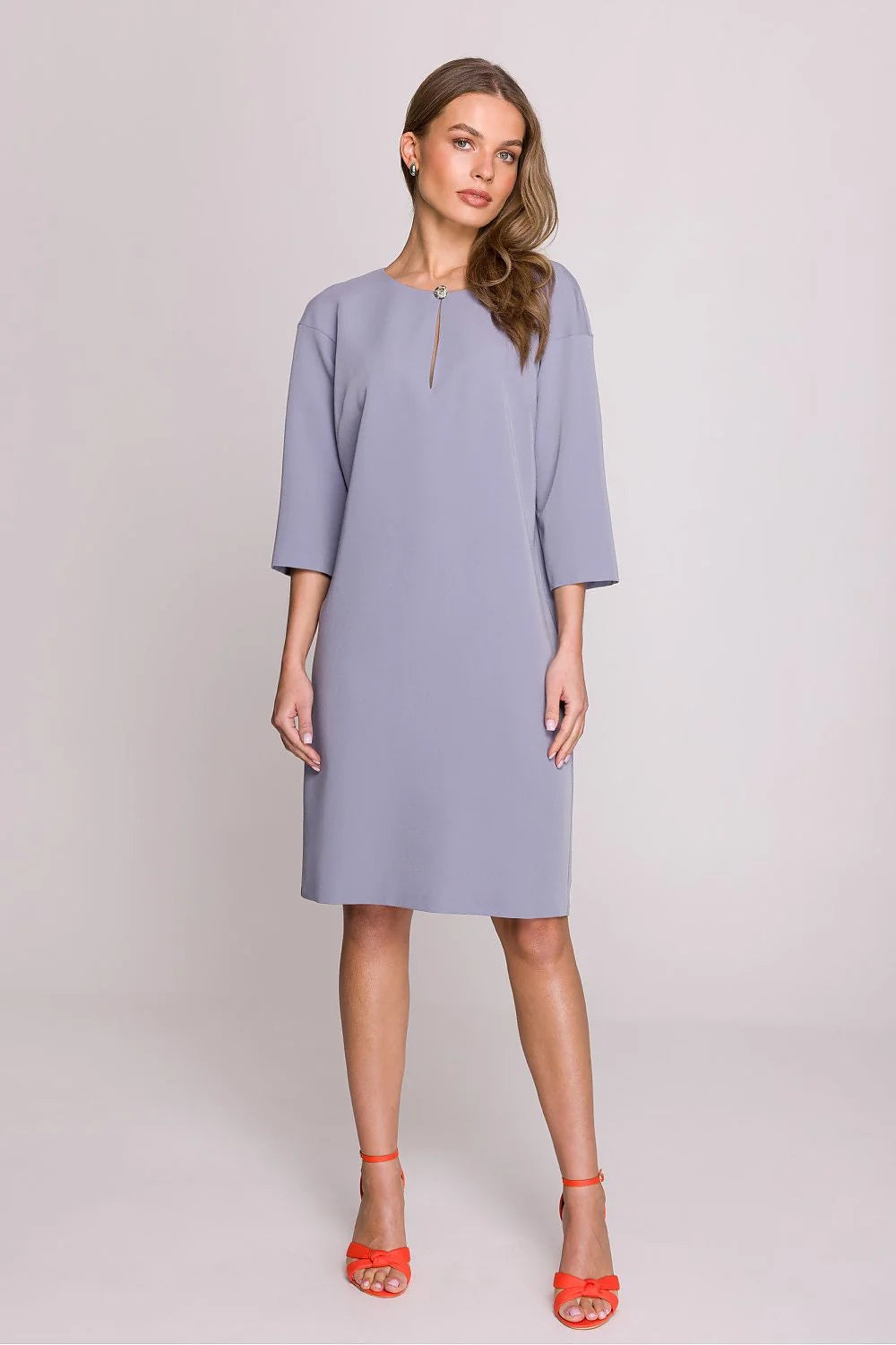 Robe de jour Stylove élégante confortable coupe droite manches trois-quarts col subtil teinte grise perle matière de qualité taille ajustable femme mode intemporelle
