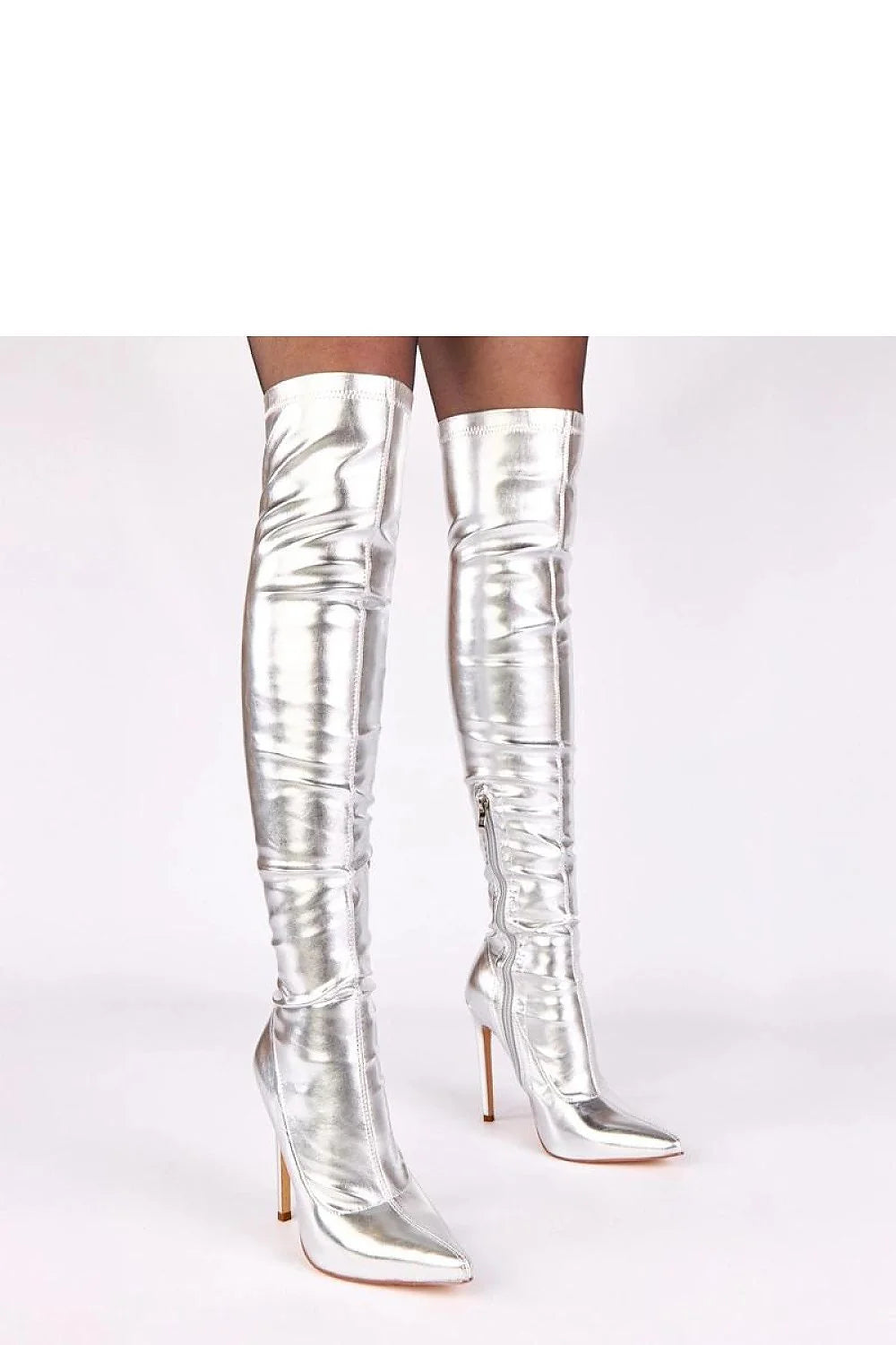 bottes cuissardes argentées miroir cuir synthétique ajustées bout pointu élancé talon aiguille haut tige 53cm fermeture éclair glam sensuelle audacieuse