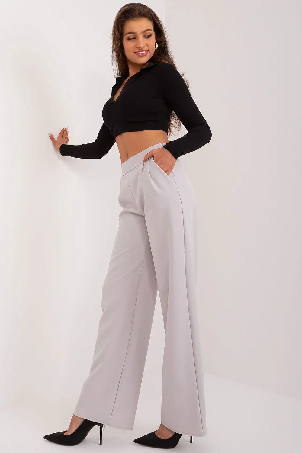 Tenue femme élégante crop top ajusté manches longues en V pantalon taille haute large évasé gris clair polyester coton élasthanne occasion formelle