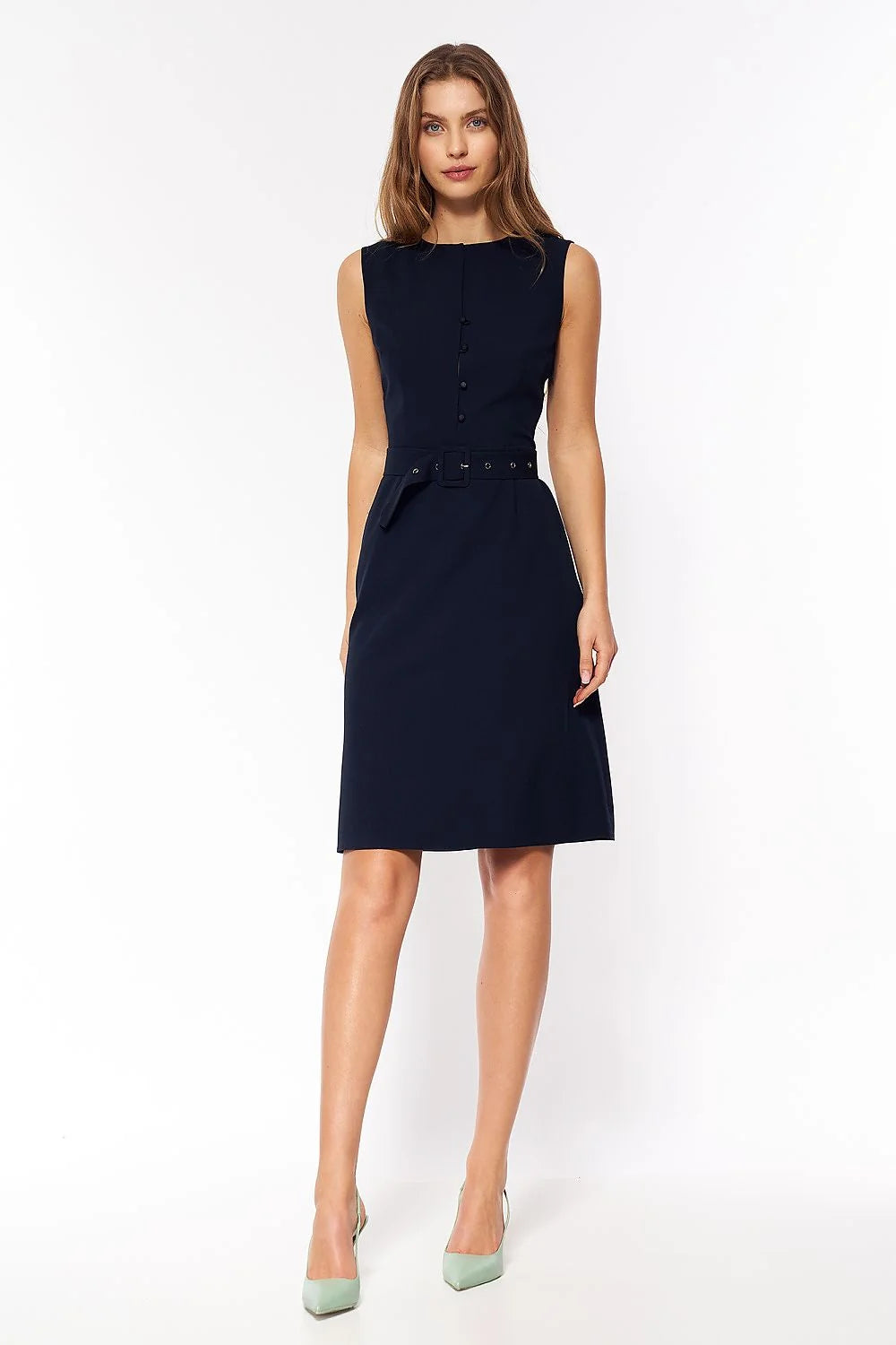 robe fourreau sans manches bleu marine longueur genou ceinture ajustable boucle recouverte taille cintrée coupe structurée col rond