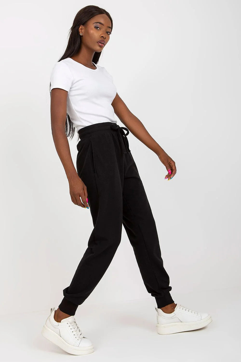 Tenue décontractée pour femme crop top ajusté et pantalon jogging gris foncé occasionnels