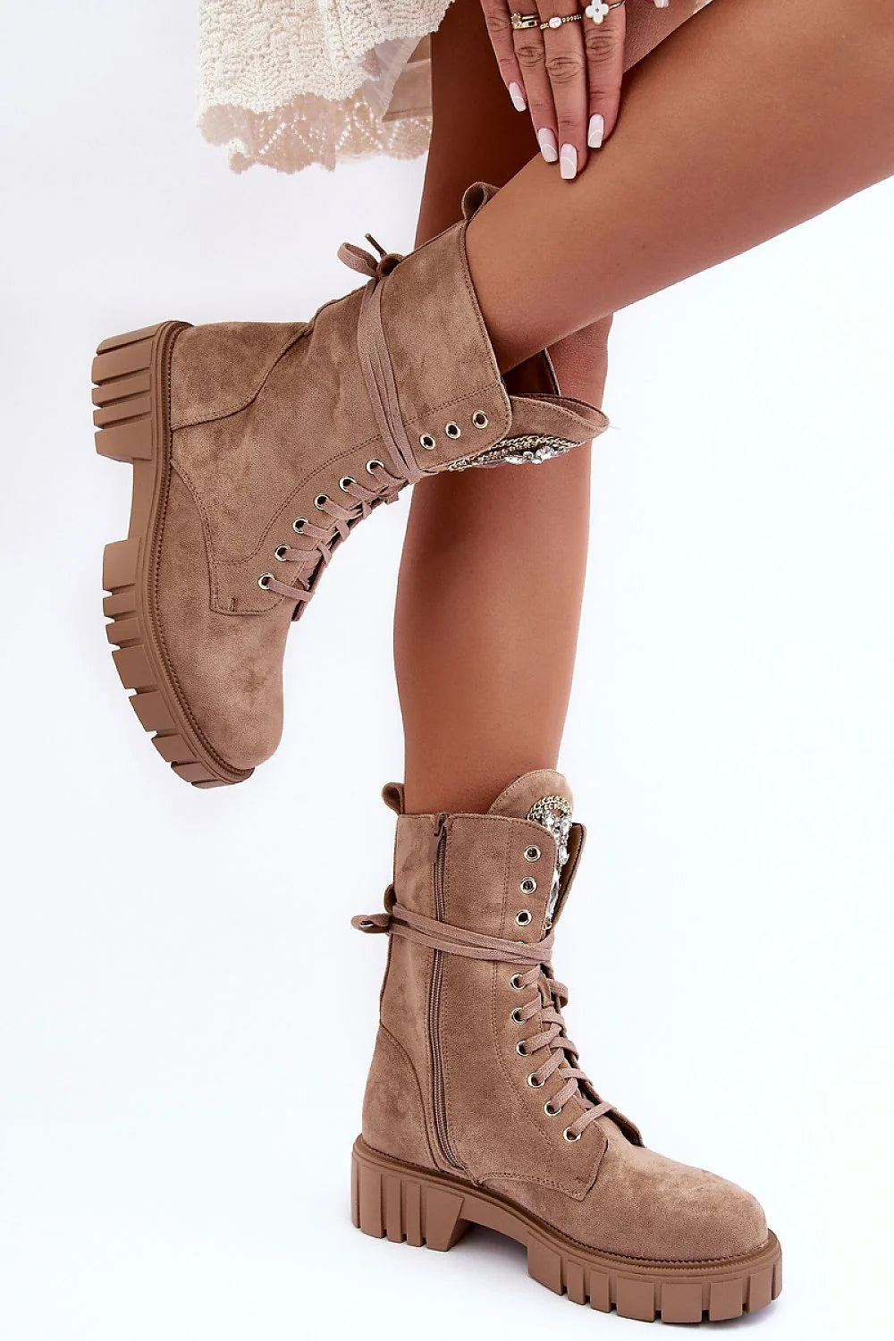 Bottes militaires femmes style robuste suède beige taupe automne hiver talon carré plateforme fermure lacets
