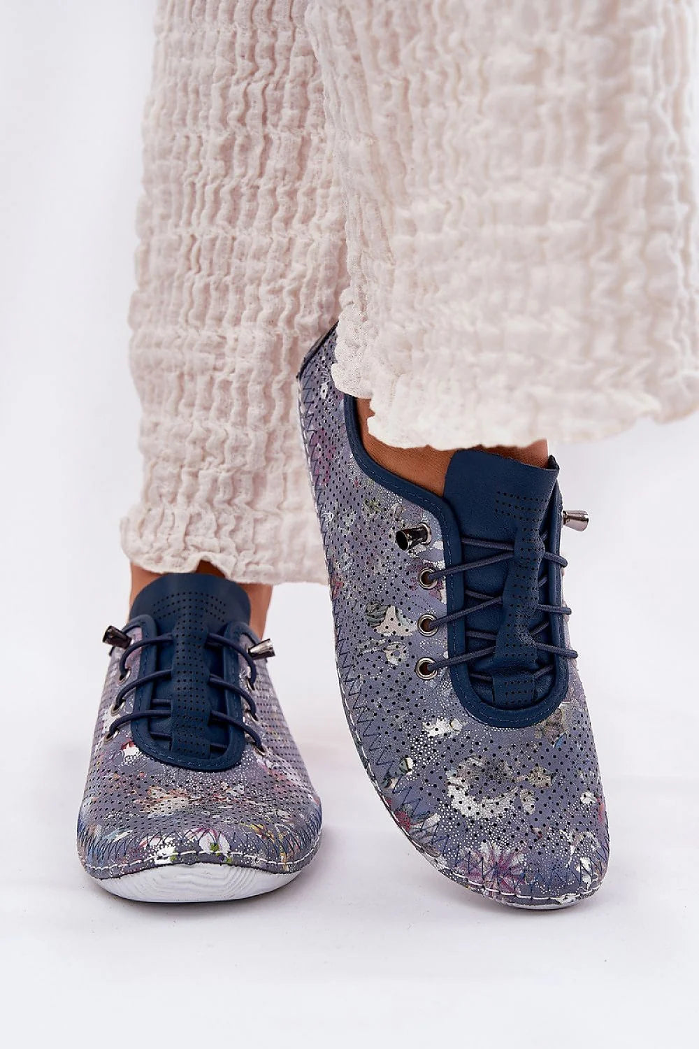 Chaussures basses pour femmes en cuir synthétique, design contemporain, motifs multicolores, perforations, confort, style décontracté, printemps été