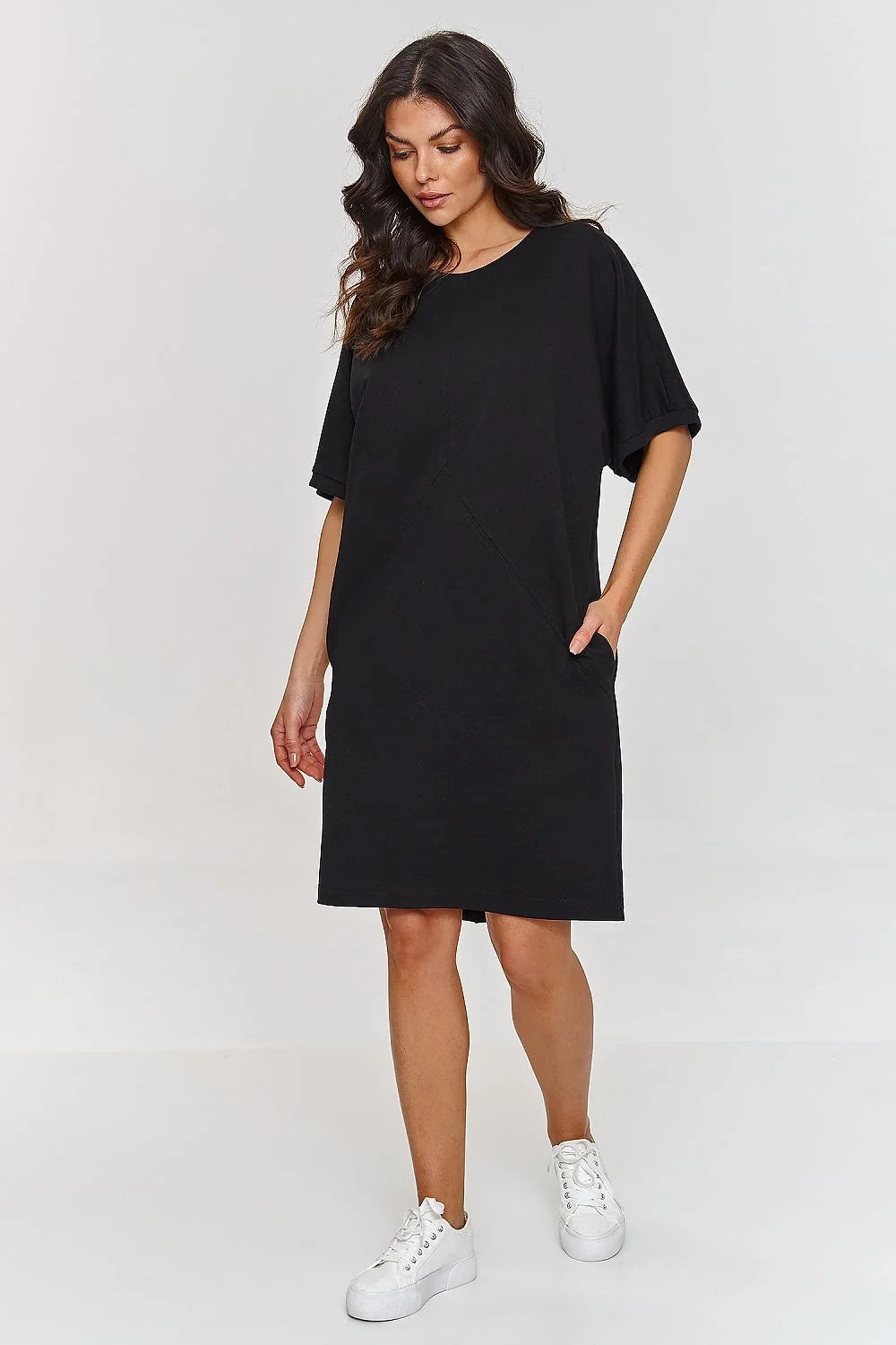 Robe de jour Makadamia décontractée noire manches courtes col rond femme silhouette droite genoux couleur classique
