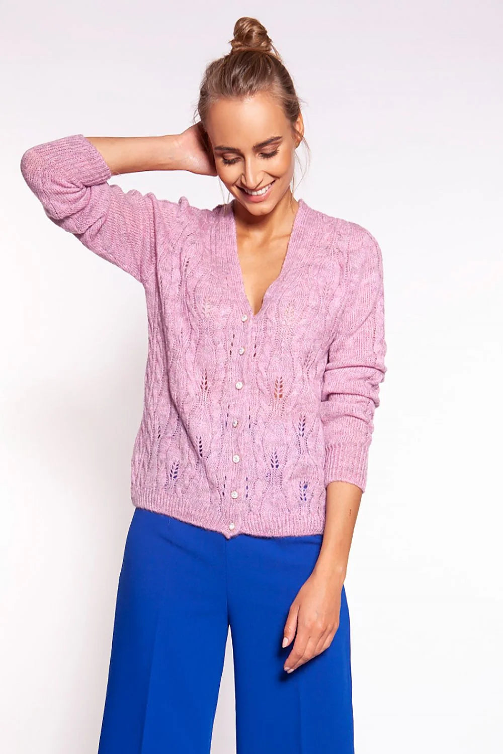 cardigan femme maille torsadée ajourée gris clair col V manches longues boutons noirs brillants côtelés coupe légèrement ample