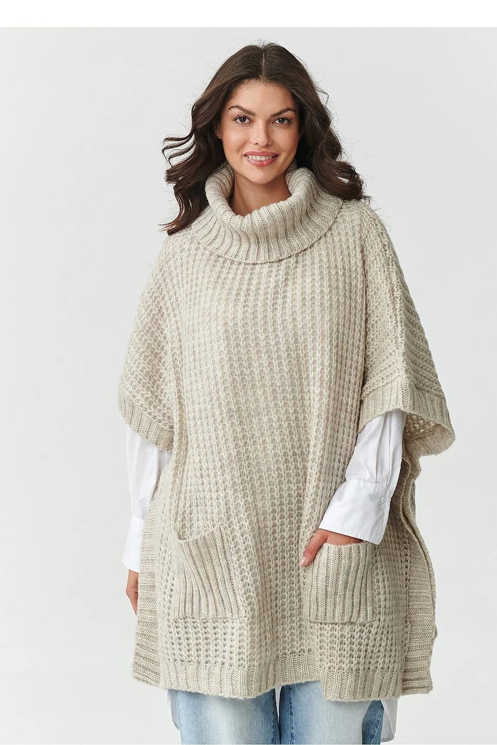poncho pull col roulé oversize ample mi long manches coudes poches plaquées maille épaisse bordures côtelées femme beige acrylique laine