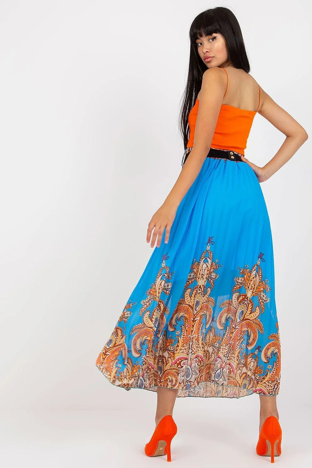 Ensemble mode femme crop top orange jupe longue motif paisley bleu taille haute ceinture dorée escarpins orange occasion estivale