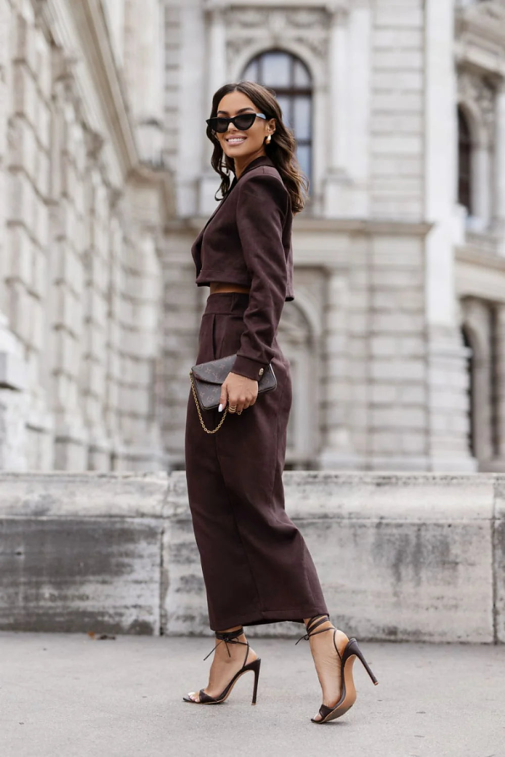 ensemble WARRIS bronze suédine marron blazer croppé col revers bouton unique jupe crayon taille haute fente frontale