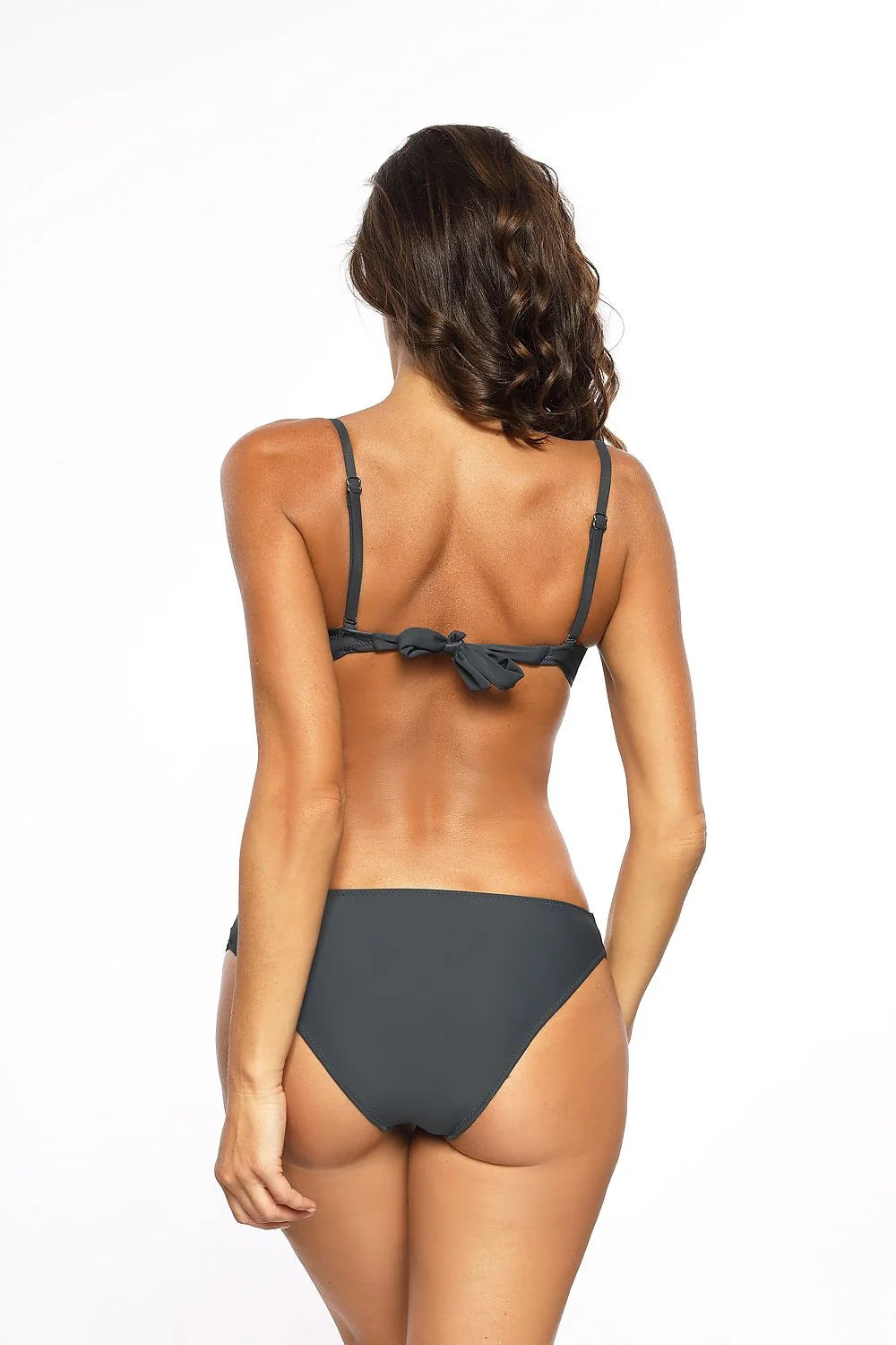 Bikini gris satiné élégant moderne balconnet avec détails argentés idéal pour plage et bateau