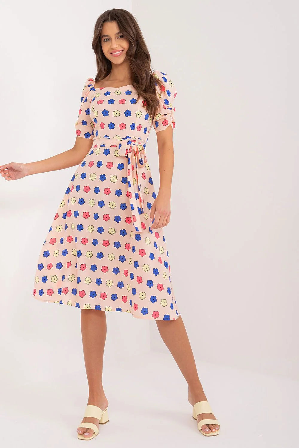 Robe de jour Lakerta style rétro coupe midi évasée manches courtes épaulettes froncées imprimé floral beige clair fleurs bleues rouges jaunes tissu léger coton doux été mi-saison