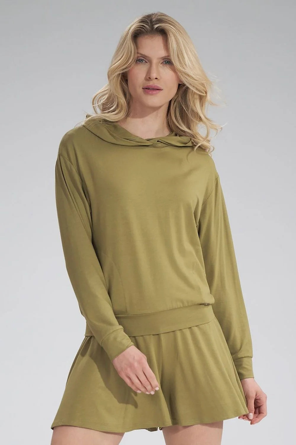 Ensemble hoodie et short femme moderne minimaliste couleur crème tissu léger manches longues capuche discrète