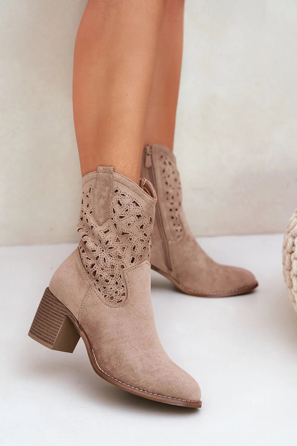 Bottines pour femmes design élégant contemporain talon carré 5 cm daim beige taupe coupe western moderne motif perforé